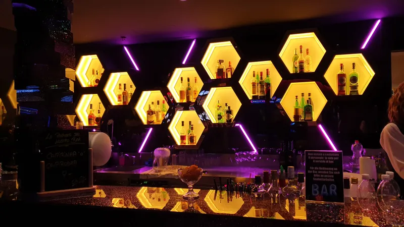 Bar im Casino Locarno mit beleuchteten Regalen