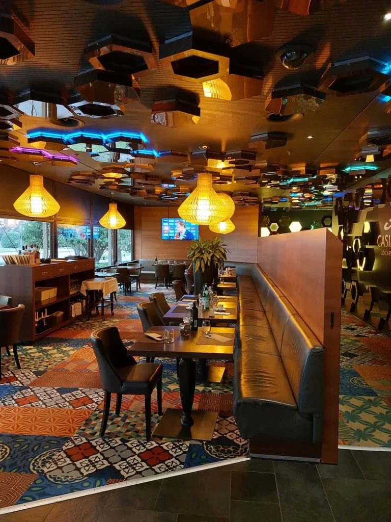 Bistro im Casino Locarno mit warmem Licht