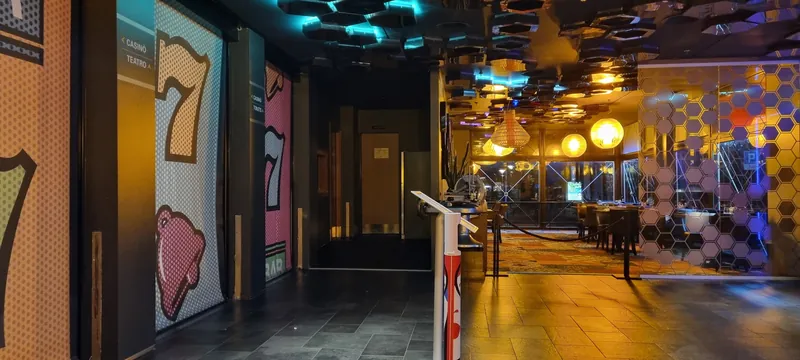 Innenbereich des Casino Locarno mit buntem Design