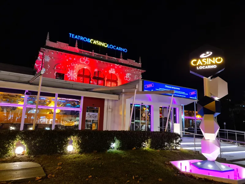 Casino Locarno bei Nacht mit roter Fassade