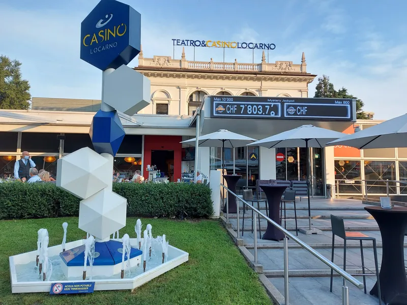 Terrasse des Casino Locarno mit Leuchtschild