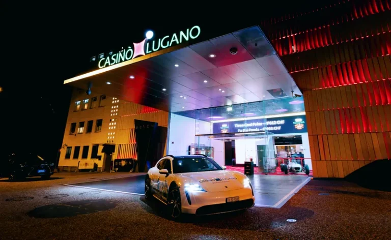 Eingang des Casinò Lugano bei Nacht