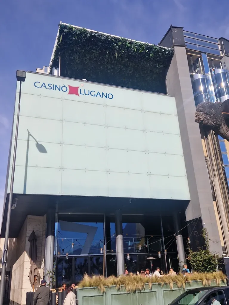 Fassade des Casinò Lugano mit Logo