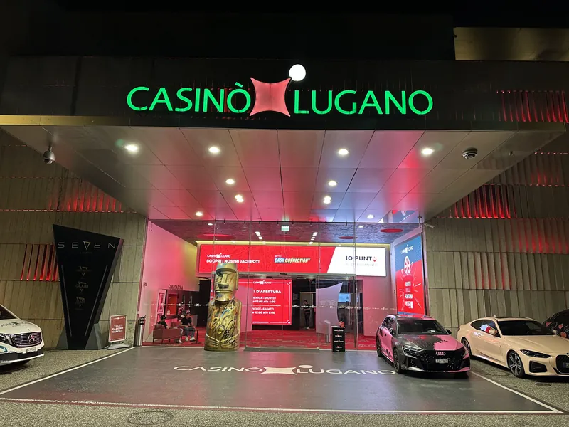 Beleuchteter Eingang des Casinò Lugano bei Nacht