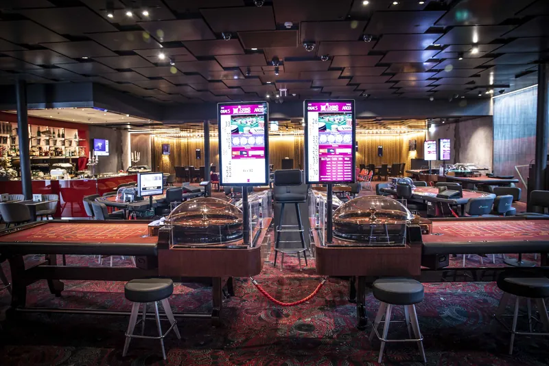 Spielsaal im Casinò Lugano mit Roulettetischen