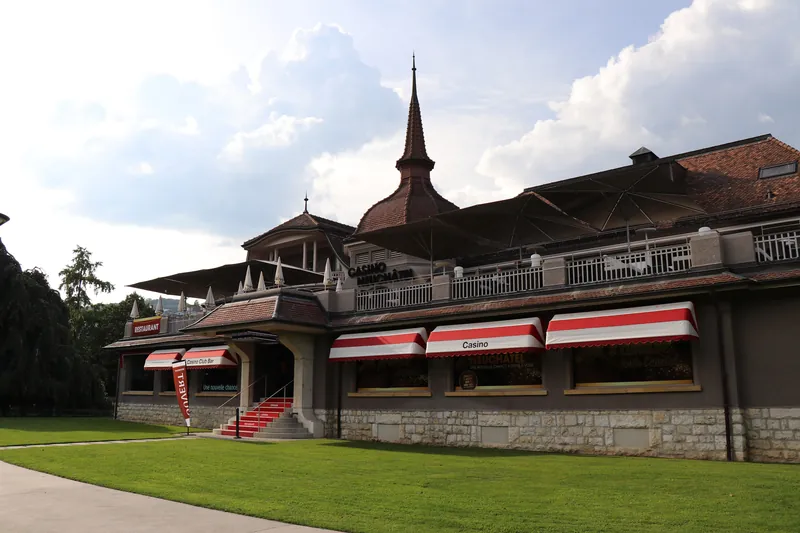 Aussenansicht des Casino Neuchâtel bei Tag