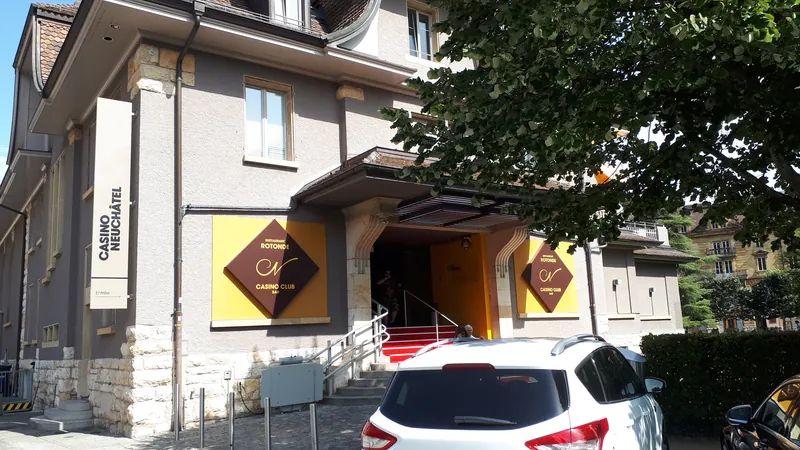 Eingang des Casino Neuchâtel bei Tag