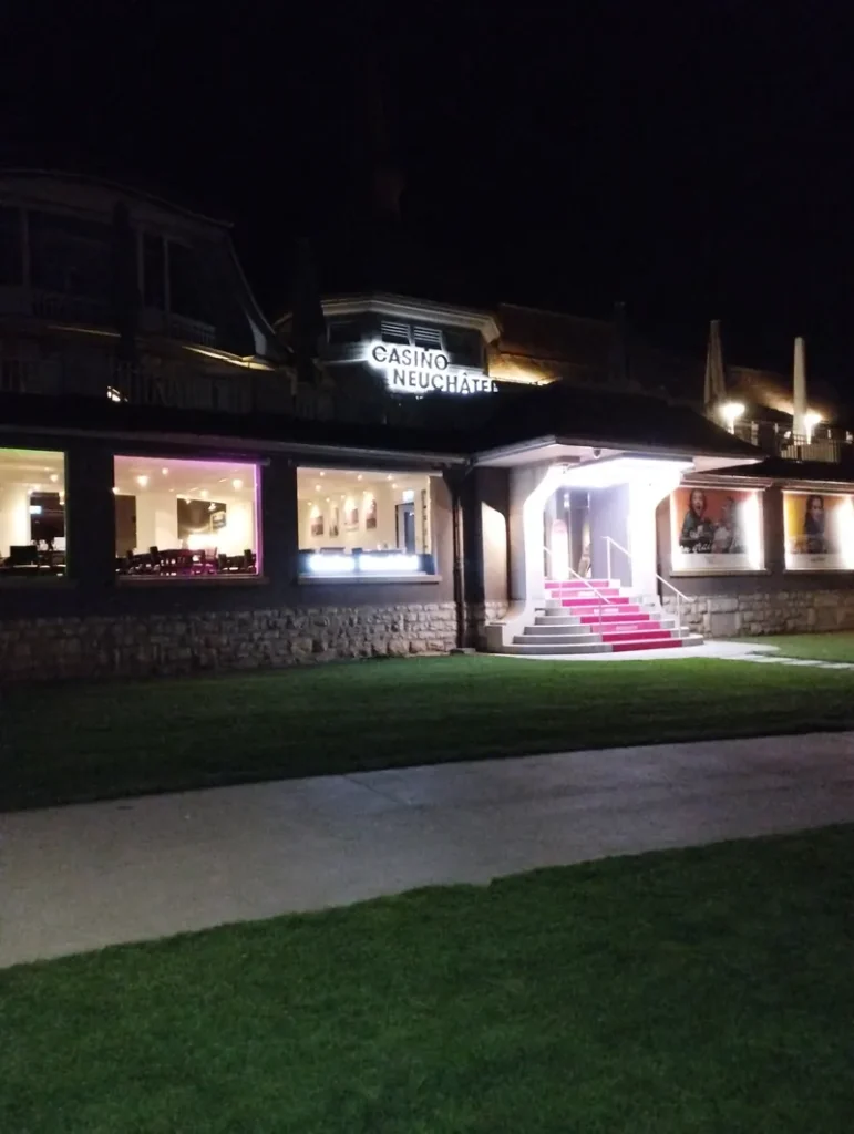 Eingang des Casino Neuchâtel bei Nacht
