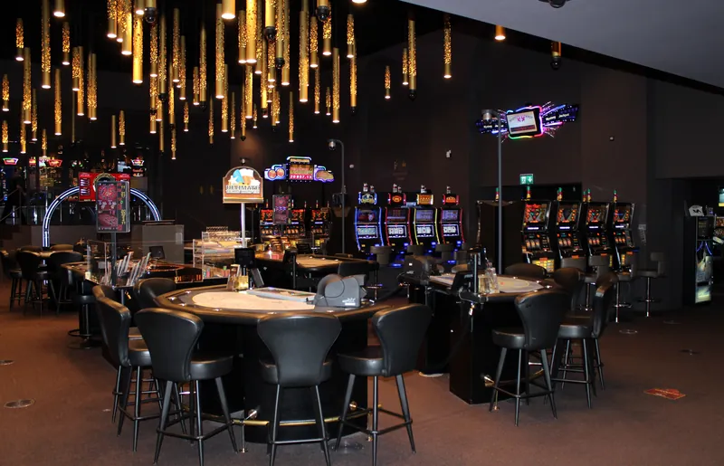 Spielbereich im Casino Neuchâtel mit Tischspielen