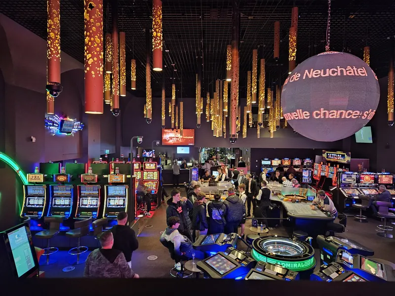 Spielsaal im Casino Neuchâtel mit Spielautomaten