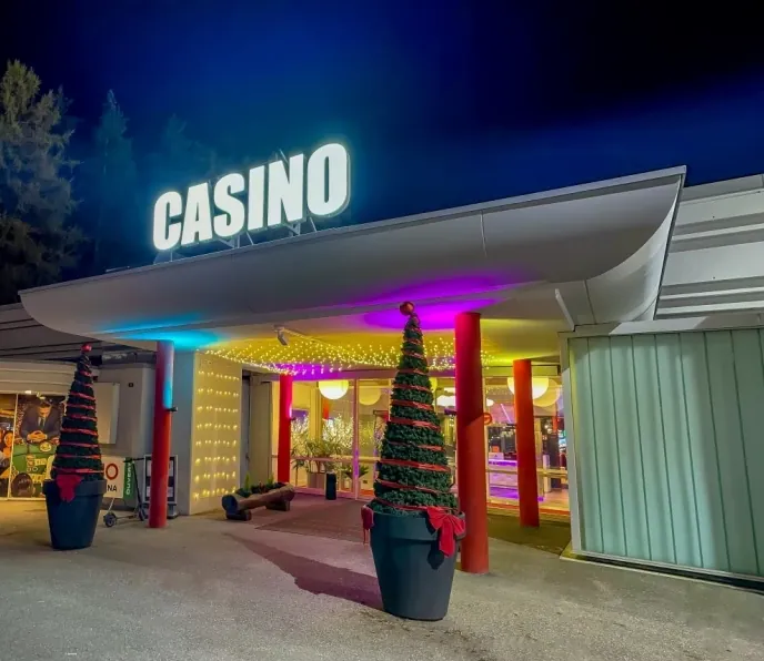 Eingang des Circus Casino Crans-Montana bei Nacht
