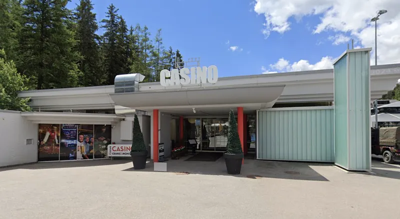Eingang des Circus Casino Crans-Montana am Tag