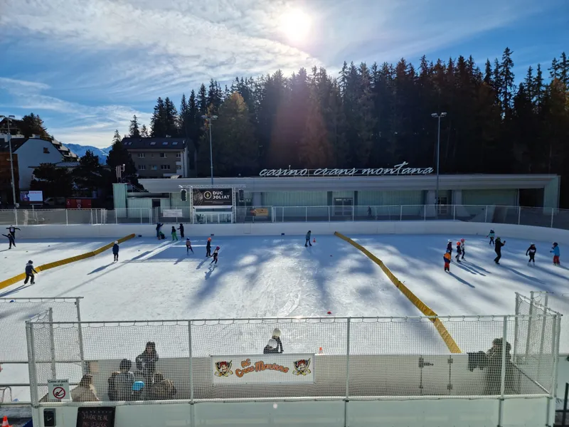 Eisbahn vor dem Circus Casino Crans-Montana