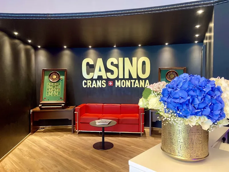 Lobby im Circus Casino Crans-Montana mit rotem Sofa