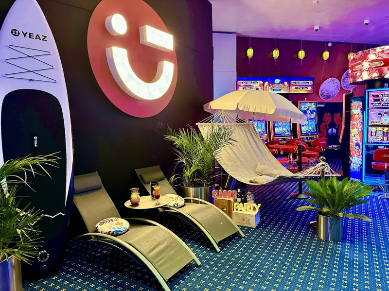 Lounge im Circus Casino Crans-Montana mit Liegestühlen