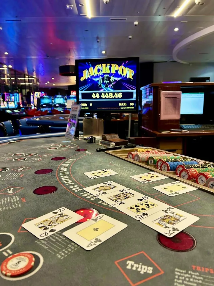 Spieltisch im Circus Casino Crans-Montana mit Jackpot-Anzeige