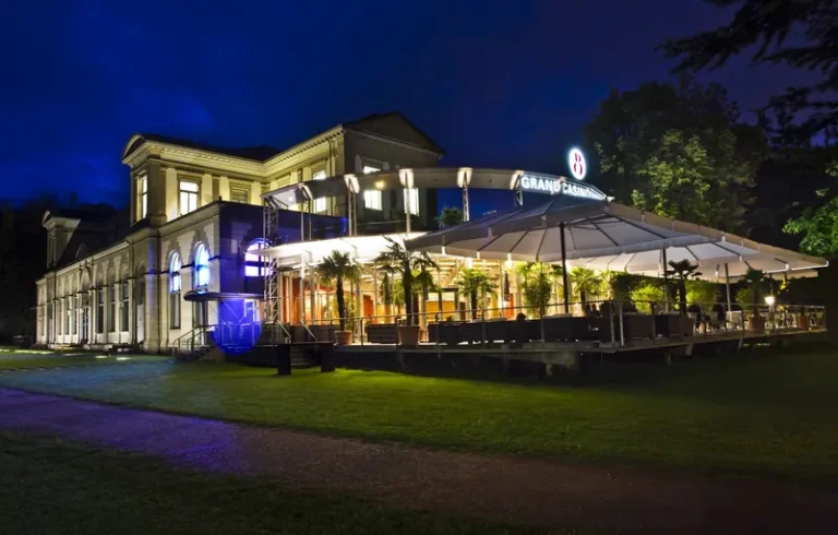 Grand Casino Baden bei Nacht mit Terrasse