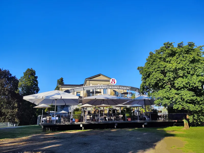 Aussenbereich des Grand Casino Baden bei Sonne