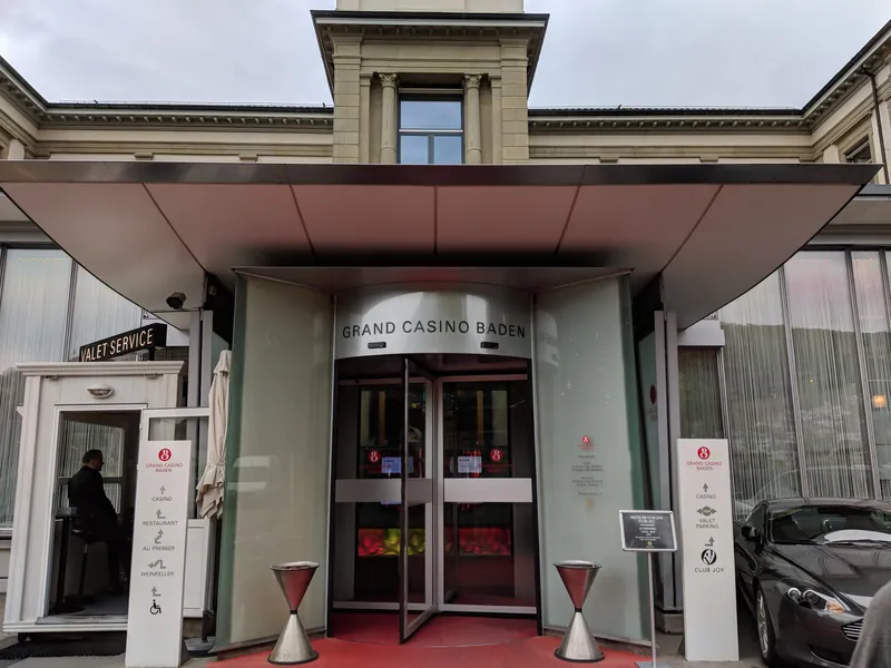 Eingang des Grand Casino Baden bei Tag