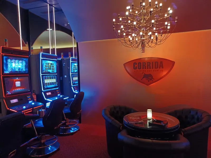 Lounge im Grand Casino Baden mit Spielautomaten
