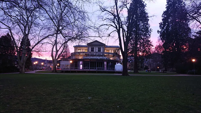 Grand Casino Baden im Park bei Dämmerung
