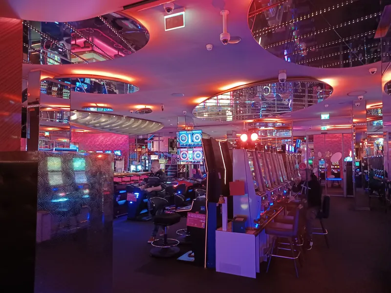 Spielsaal im Grand Casino Baden mit Automaten