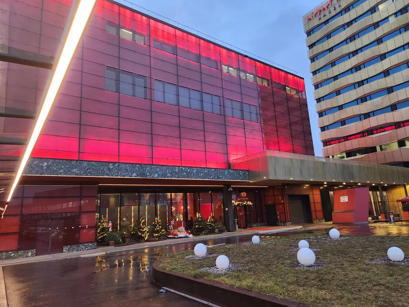 Rote Fassade des Grand Casino Basel