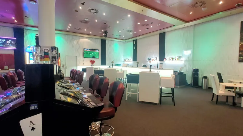 Lounge im Grand Casino Basel mit Spielautomaten