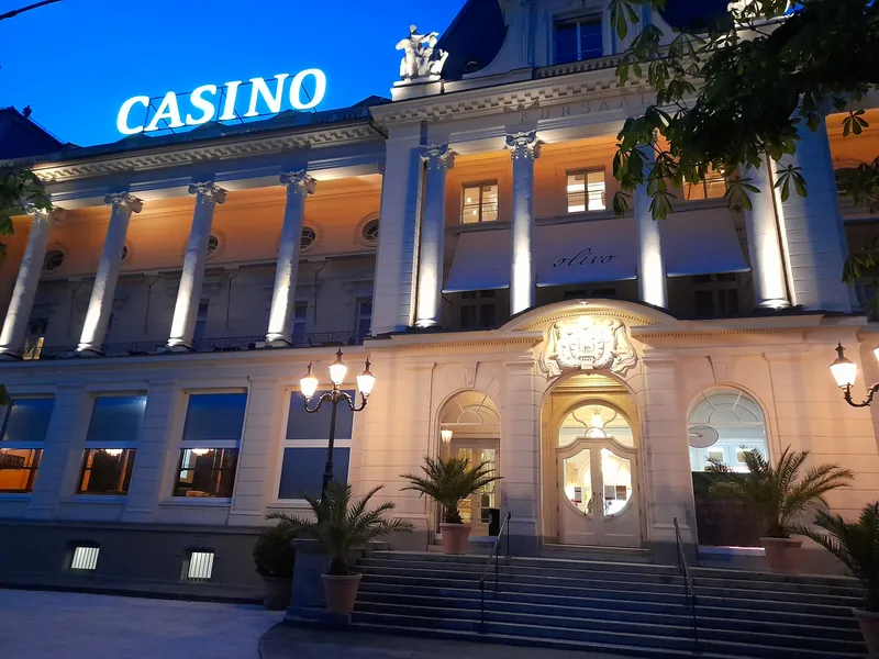 Eingang des Grand Casino Luzern bei Nacht