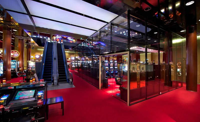 Spielbereich im Grand Casino Luzern mit rotem Teppich