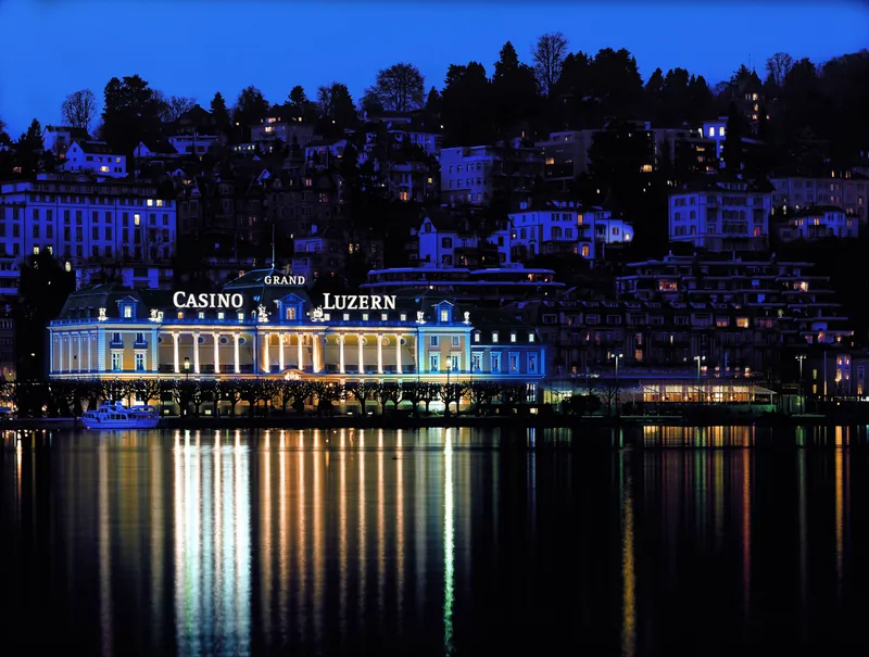 Grand Casino Luzern am See bei Nacht
