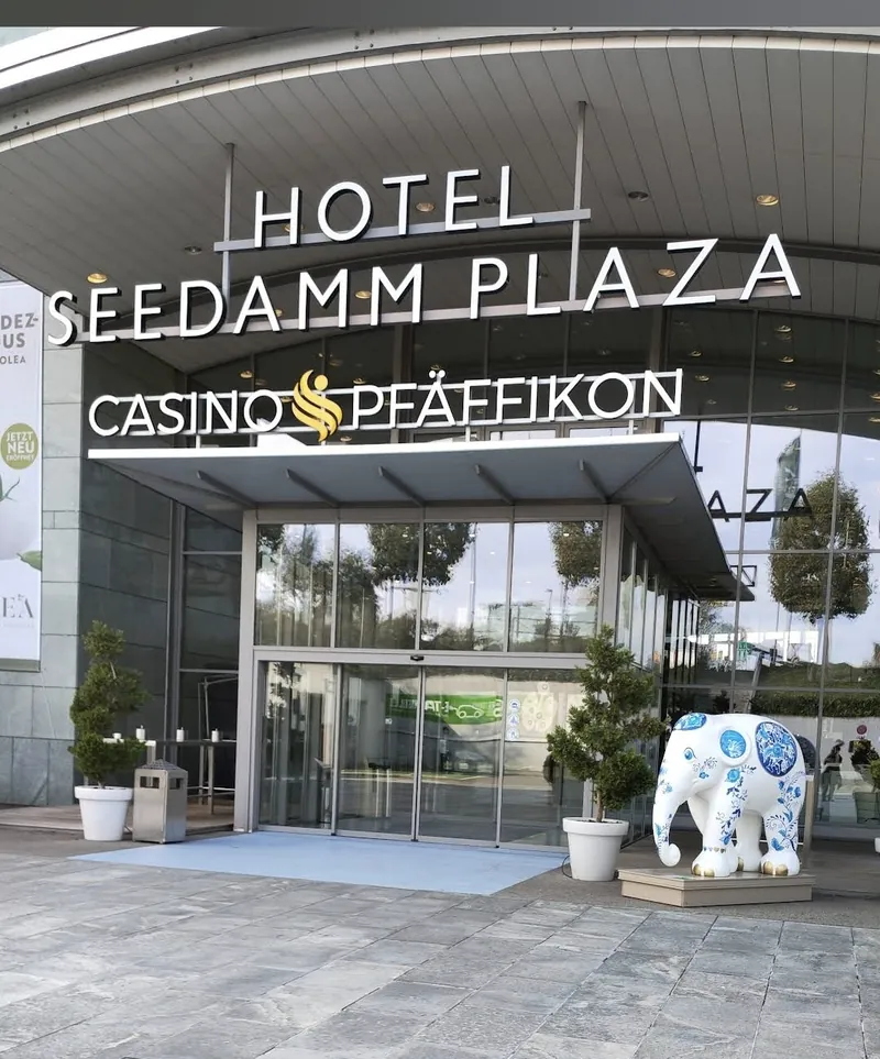 Aussenansicht des Swiss Casino Pfäffikon am Seedamm Plaza