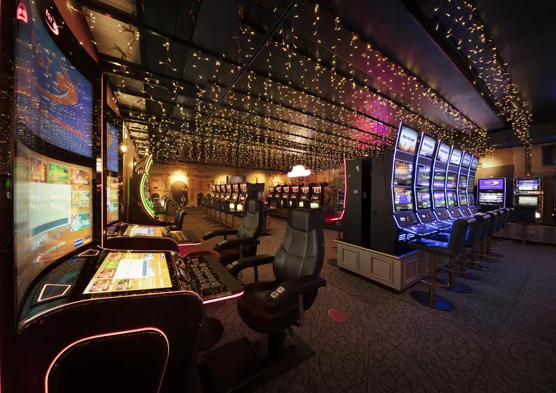 Automatenbereich im Swiss Casino Pfäffikon mit Lichterdecke
