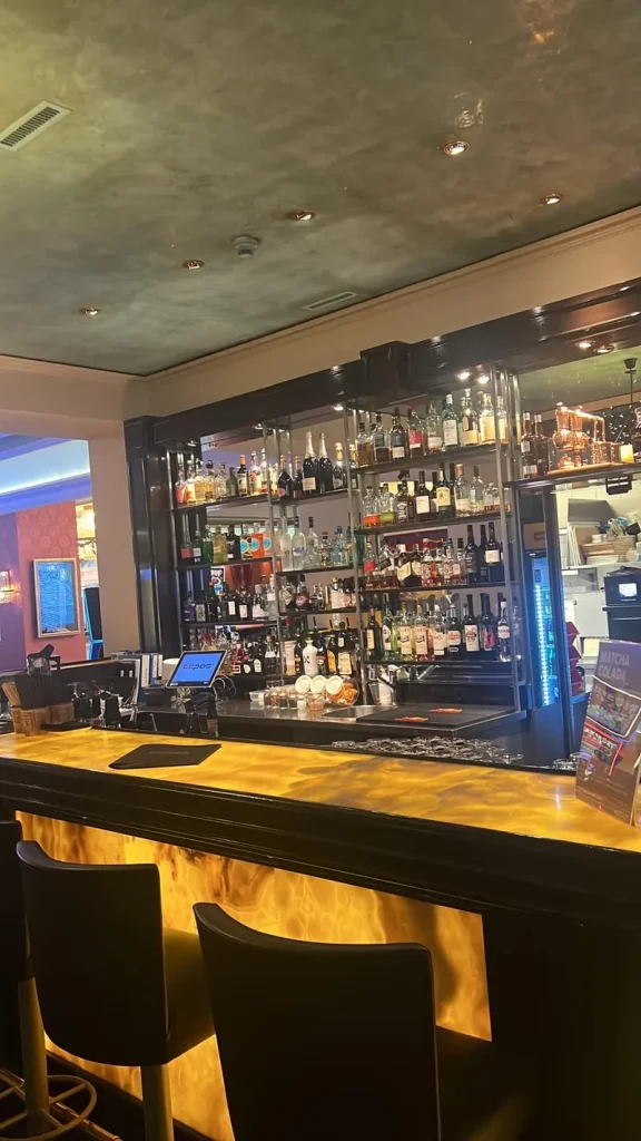 Bar im Swiss Casino Pfäffikon mit beleuchteter Theke