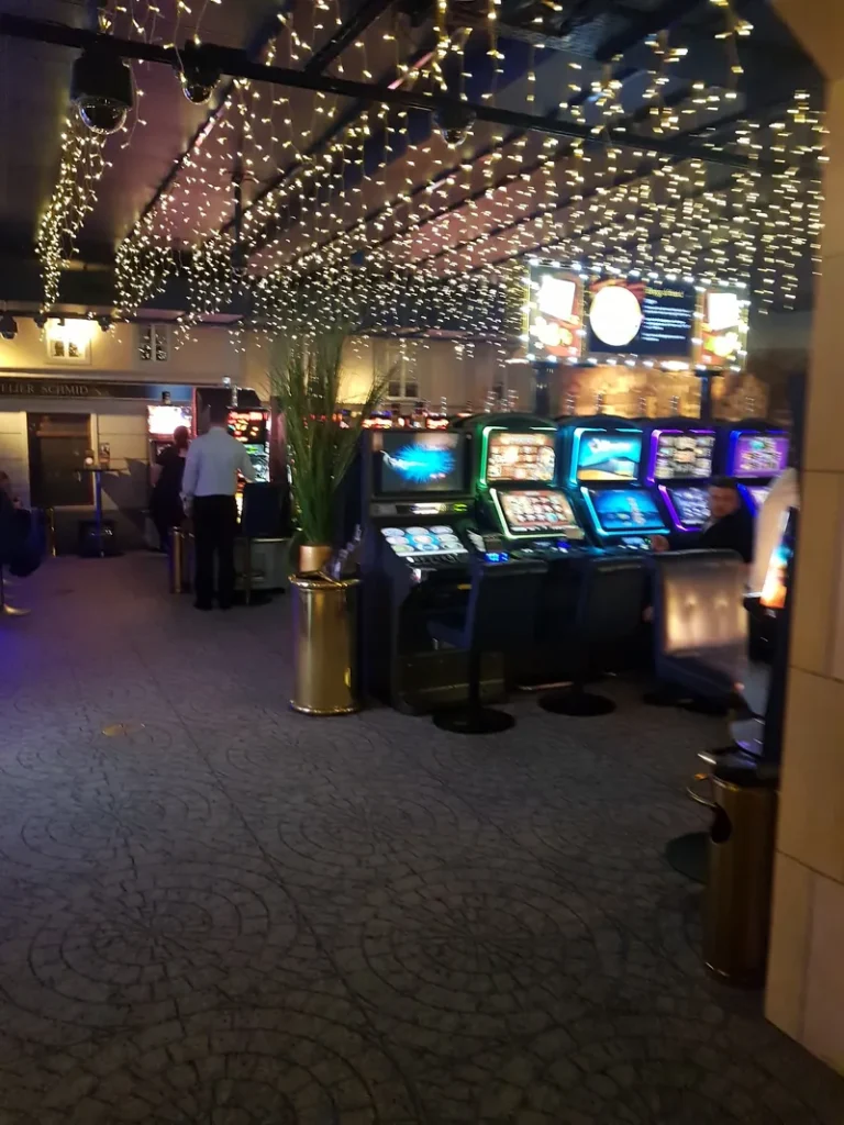 Spielautomaten im Swiss Casino Pfäffikon unter Lichterdecke