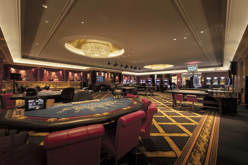 Spielsaal im Swiss Casino Pfäffikon mit Roulettetischen