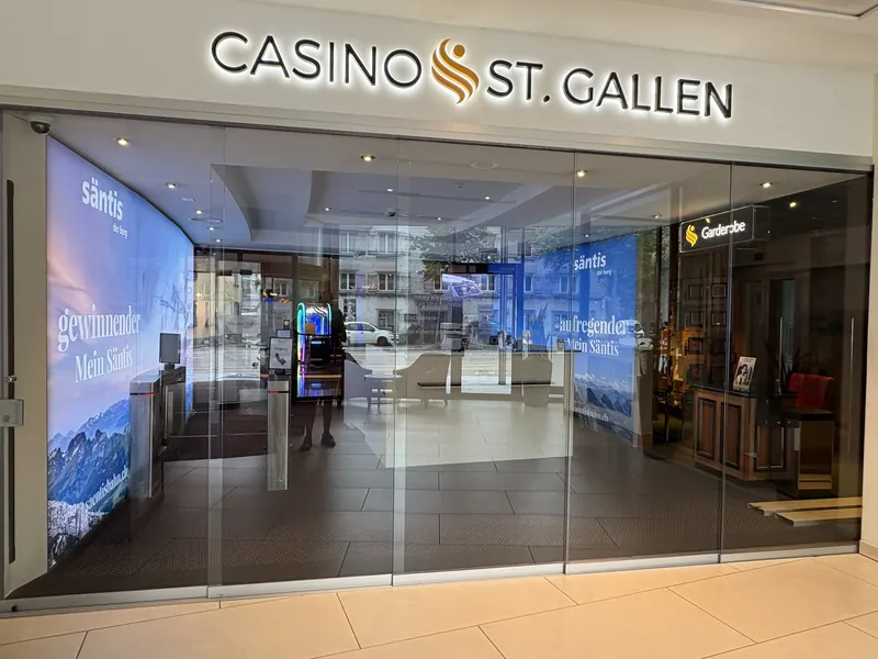 Casino St. Gallen Eingang mit Glasfassade