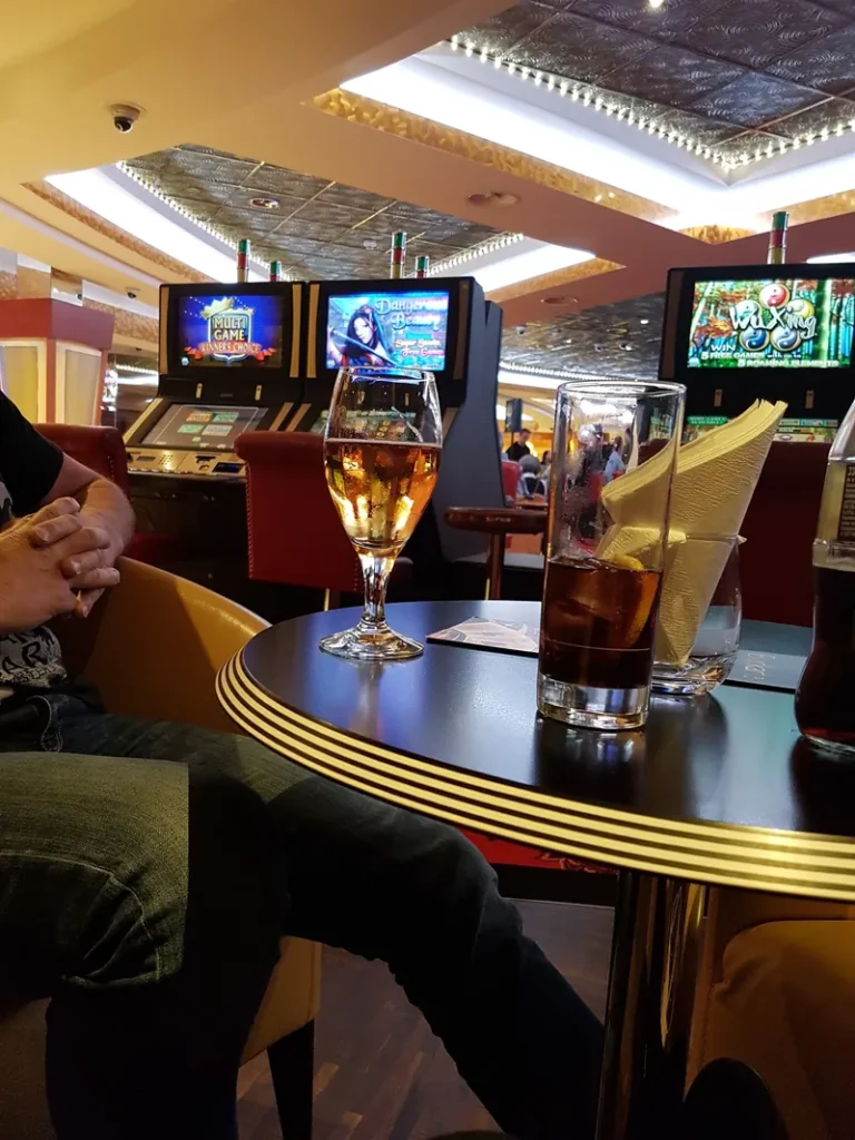 Lounge im Swiss Casino St. Gallen mit Spielautomaten