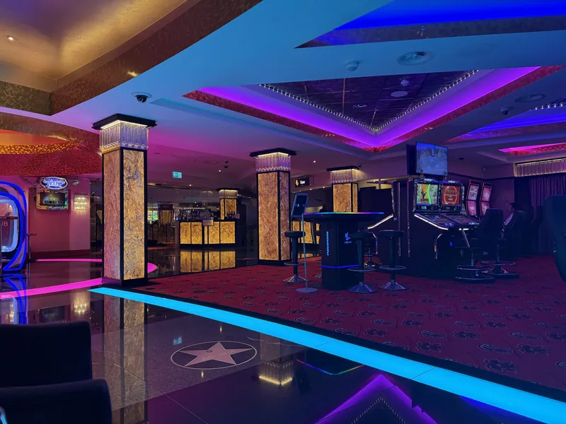 Spielbereich im Swiss Casino St. Gallen mit Beleuchtung
